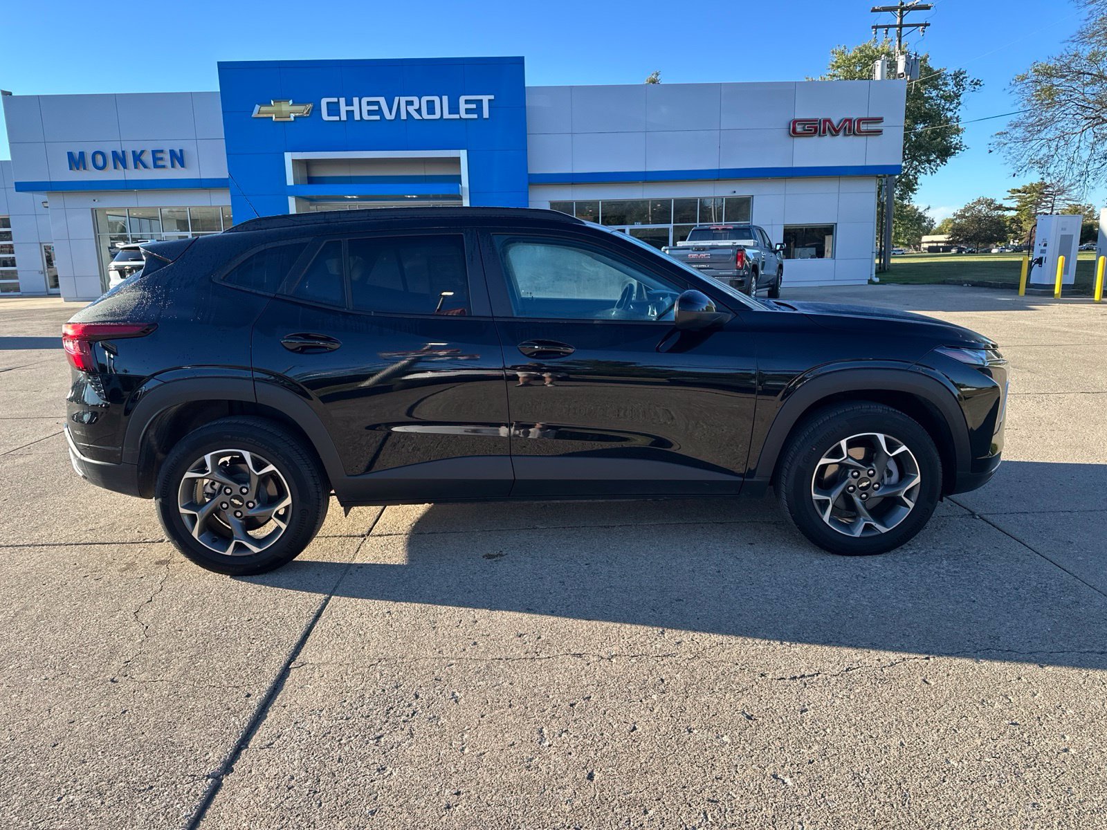 Used 2024 Chevrolet Trax LT w/ LT Convenience Package FWD image 2