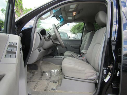 Used 2015 Nissan Frontier SV image 9