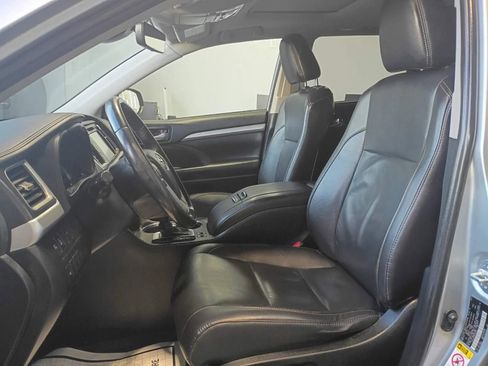 Used 2019 Toyota Highlander XLE image 17