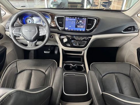 Used 2023 Chrysler Pacifica Limited FWD image 29