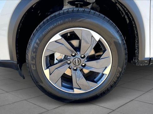 Used 2025 Nissan Rogue SV image 9