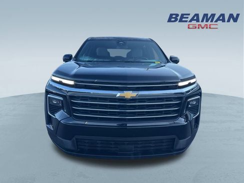 Used 2025 Chevrolet Traverse LT image 2