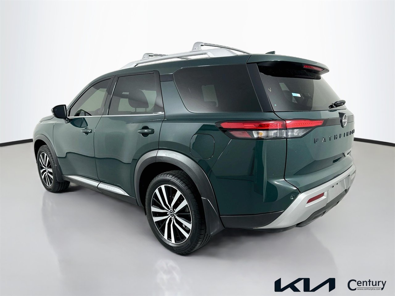 Used 2024 Nissan Pathfinder Platinum w/ Black Appearance Package FWD image 7