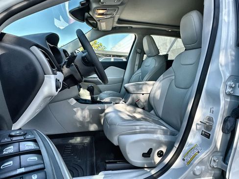 Used 2021 Jeep Cherokee Latitude Lux w/ Sun & Sound Group image 3