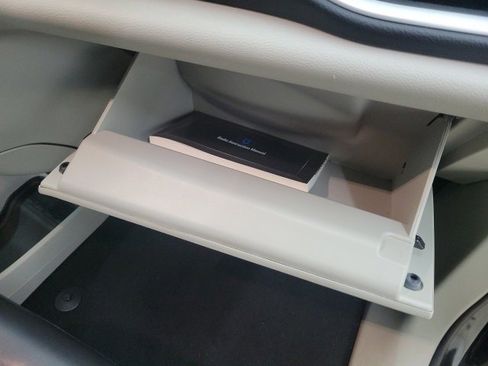 Used 2023 Chrysler Pacifica Touring-L image 14