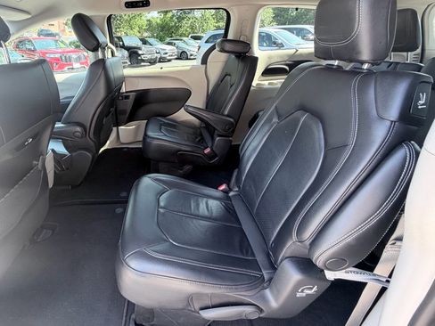 Used 2022 Chrysler Pacifica Touring-L FWD image 28