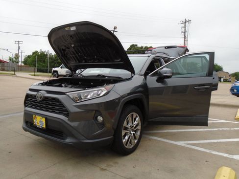 Used 2019 Toyota RAV4 XLE Premium FWD image 26