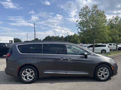 Used 2023 Chrysler Pacifica Limited FWD image 8