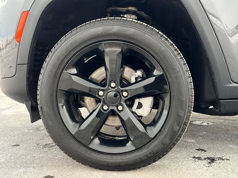 Used 2024 Jeep Grand Cherokee Limited w/ Luxury Tech Group II image 10