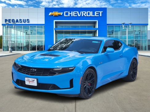 Used 2022 Chevrolet Camaro LT w/ Technology Package RWD image 2