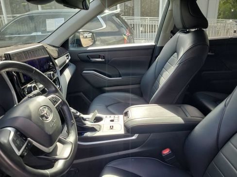 Used 2024 Toyota Highlander XLE FWD image 20