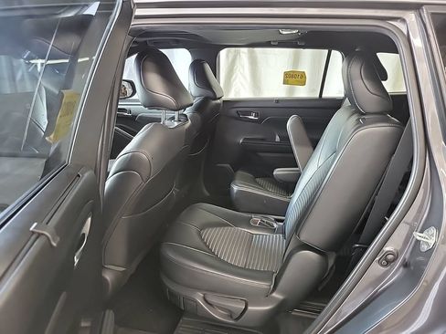 Used 2021 Toyota Highlander XSE AWD/4WD image 4