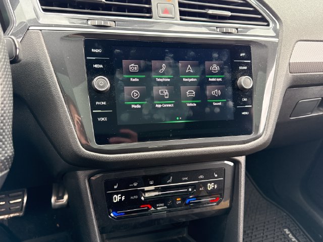 Certified 2024 Volkswagen Tiguan SE R-Line AWD/4WD image 29