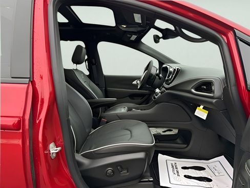 New 2026 Chrysler Pacifica Limited w/ Uconnect Theater Family Group image 11