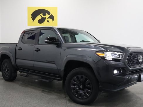 Used 2022 Toyota Tacoma Limited image 2