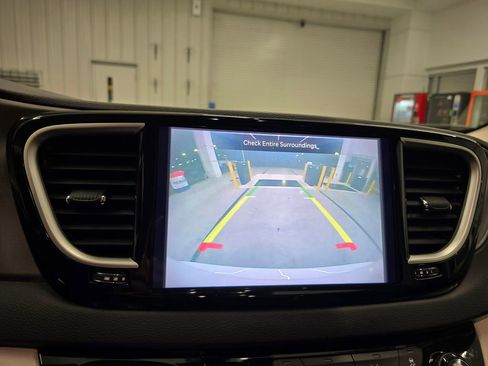 Used 2024 Chrysler Pacifica Touring-L image 22