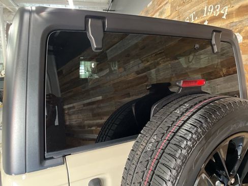 Used 2022 Jeep Wrangler Unlimited Sahara w/ Cold Weather Group AWD/4WD image 23