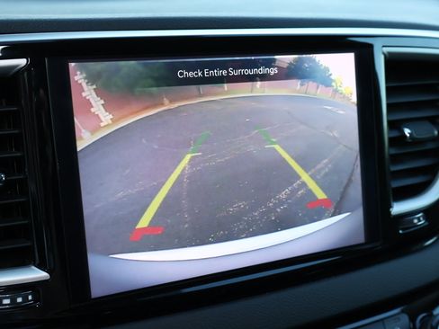 Used 2024 Chrysler Pacifica Touring-L FWD image 6