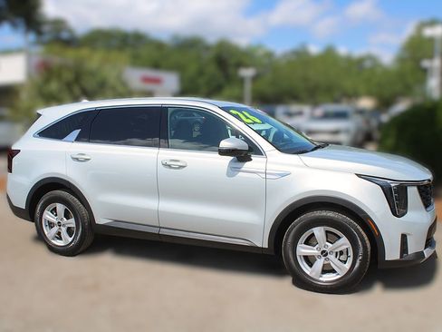 Used 2026 Kia Sorento LX FWD image 4