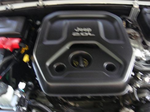 Used 2022 Jeep Wrangler Unlimited Sahara w/ Cold Weather Group AWD/4WD image 20