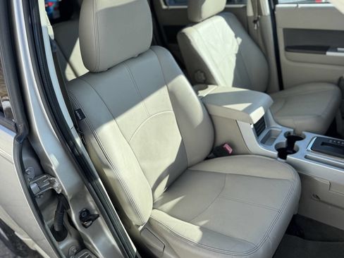 Used 2010 Mercury Mariner V6 AWD 4dr SUV image 14