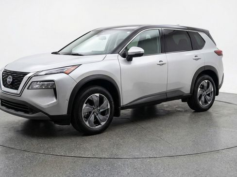 Used 2025 Nissan Rogue SV image 3