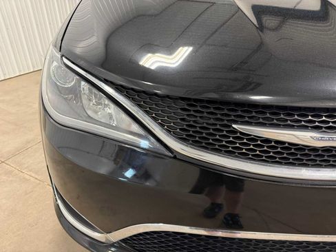 Used 2017 Chrysler Pacifica Touring-L w/ Tire & Wheel Group FWD image 4