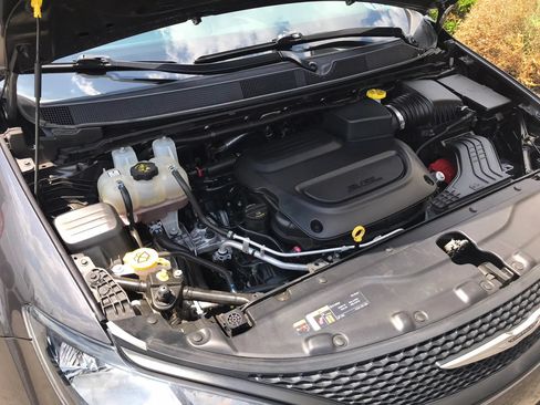 Used 2023 Chrysler Voyager LX FWD image 85