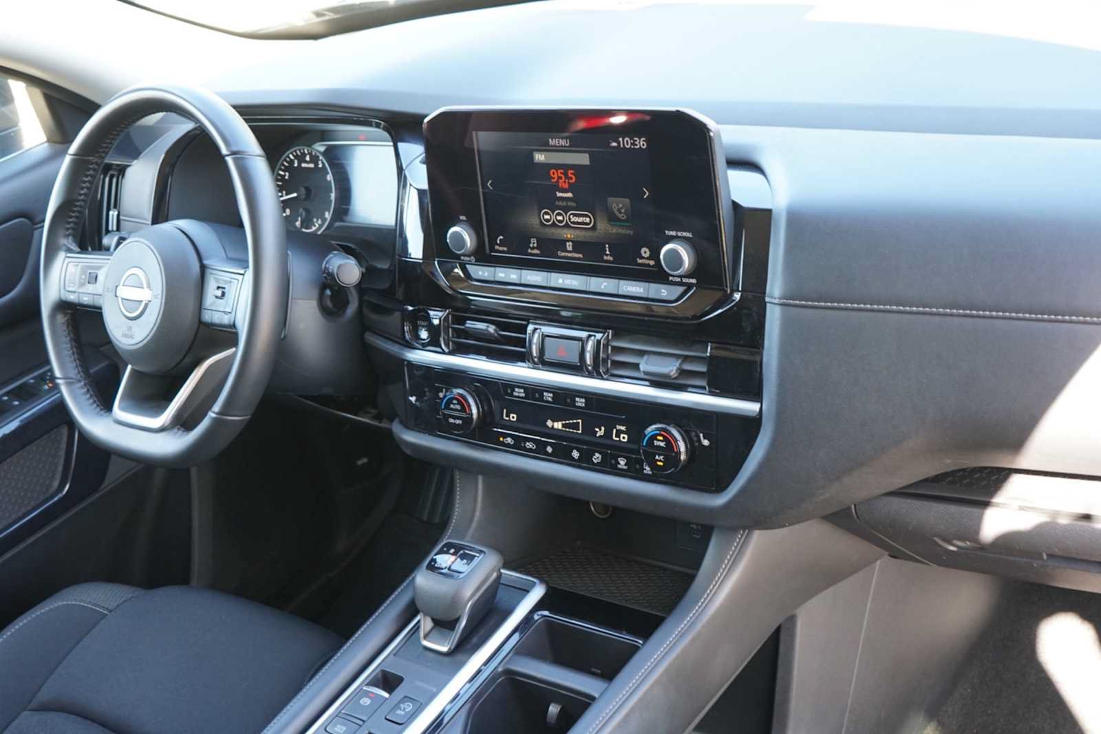 Used 2025 Nissan Pathfinder SV FWD image 24