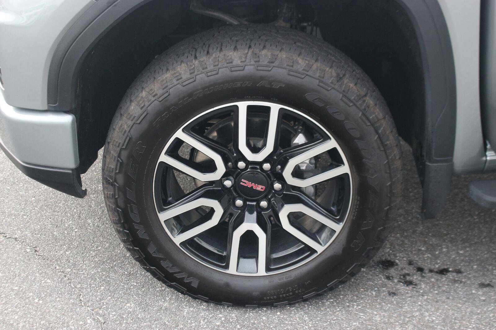 Used 2025 GMC Sierra 1500 AT4 w/ AT4 Premium Package AWD/4WD image 43