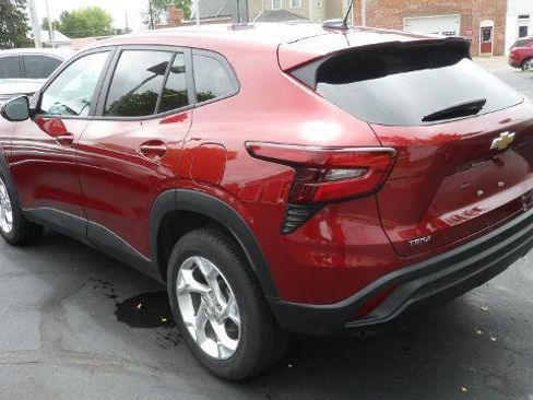 Used 2024 Chevrolet Trax LS w/ LS Convenience Package FWD image 5