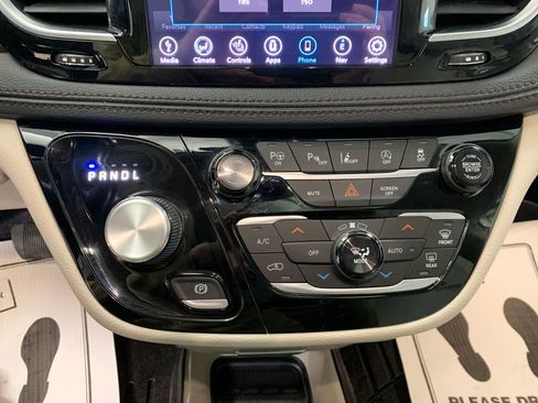 Used 2020 Chrysler Pacifica Limited w/ Tire & Wheel Group image 13