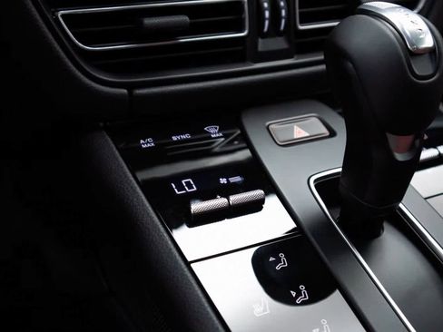 Certified 2025 Porsche Macan image 21