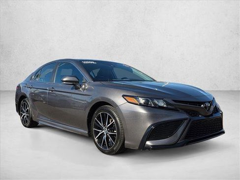 Used 2023 Toyota Camry SE image 3