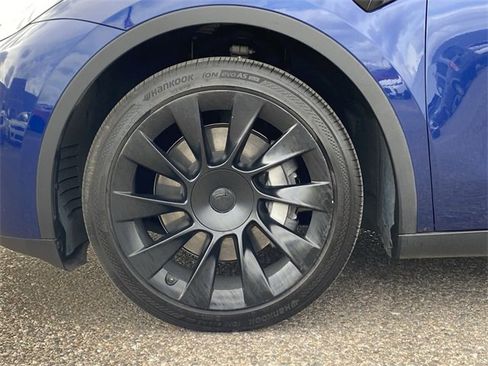 Used 2023 Tesla Model Y Long Range image 11