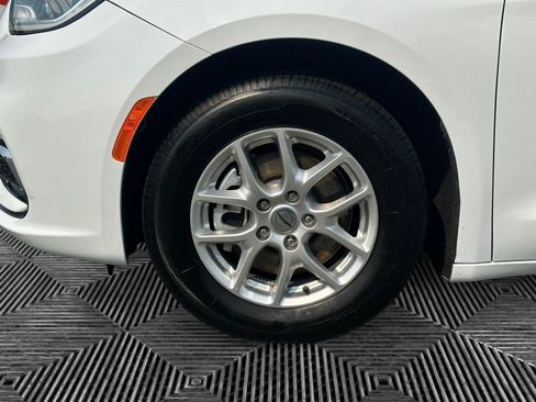 Used 2023 Chrysler Pacifica Touring-L FWD image 9