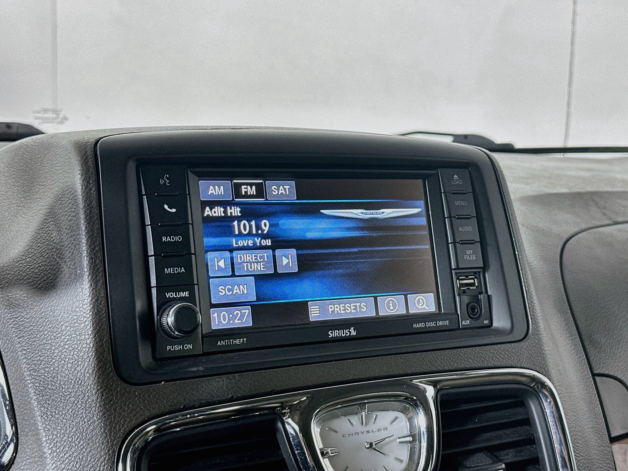 Used 2016 Chrysler Town & Country Touring FWD image 19