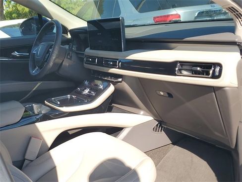 Used 2023 Lincoln Nautilus FWD image 9