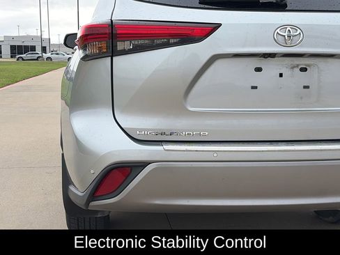 Used 2023 Toyota Highlander Platinum FWD image 11