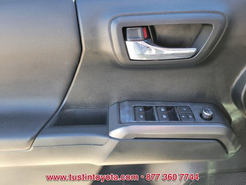 Used 2017 Toyota Tacoma TRD Sport image 17