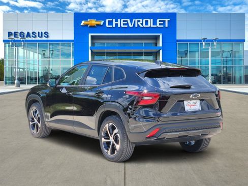 New 2026 Chevrolet Trax RS w/ Sunroof Package FWD image 4