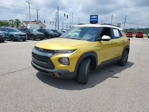 Used 2023 Chevrolet TrailBlazer ACTIV w/ Sun and Liftgate Package AWD/4WD image 2