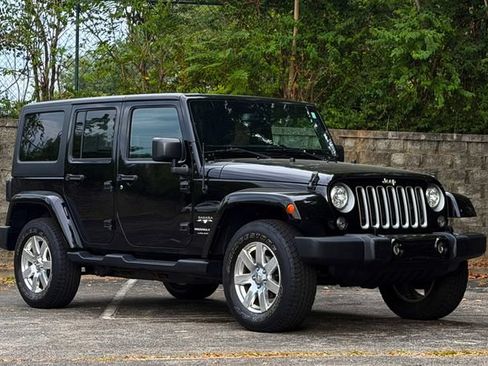 Used 2018 Jeep Wrangler Unlimited Sahara w/ Connectivity Group AWD/4WD image 2
