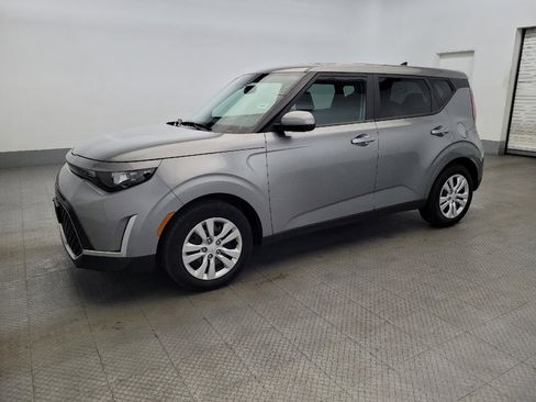 Used 2023 Kia Soul LX image 2