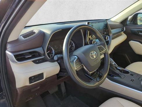 Used 2021 Toyota Highlander XLE image 11