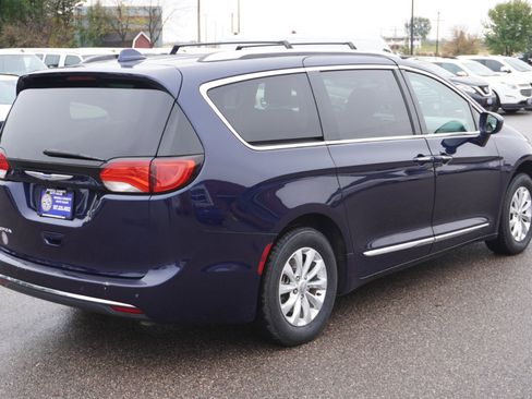 Used 2019 Chrysler Pacifica Touring-L image 5