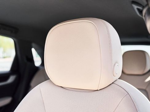 Used 2025 Porsche Cayenne image 43