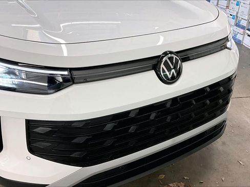 Used 2025 Volkswagen Tiguan SE w/ Panoramic Sunroof Package image 32