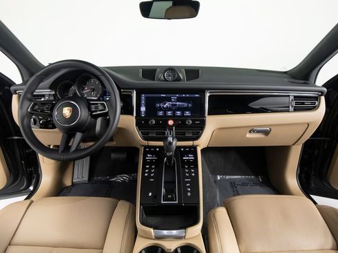 Certified 2025 Porsche Macan AWD/4WD image 31