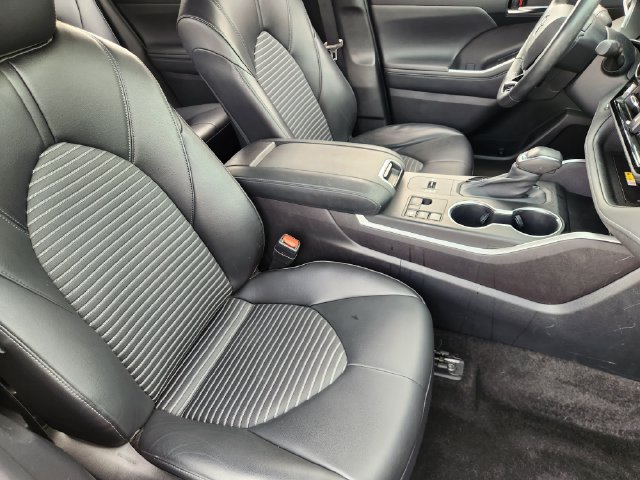 Used 2023 Toyota Highlander XSE FWD image 10